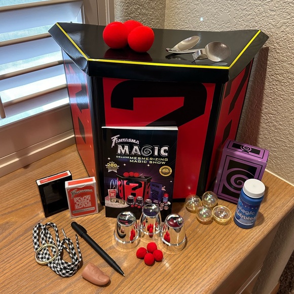 Fantasma Magic Deluxe Mesmerizing Magic Show Set - Picture 4 of 13
